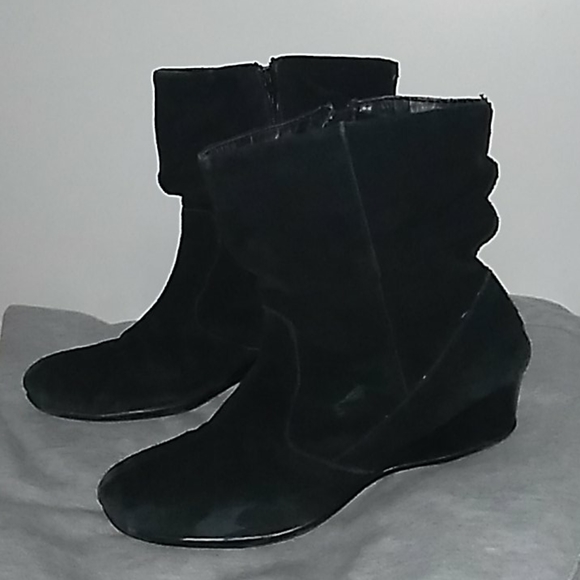 Boots - Picture 3 of 4